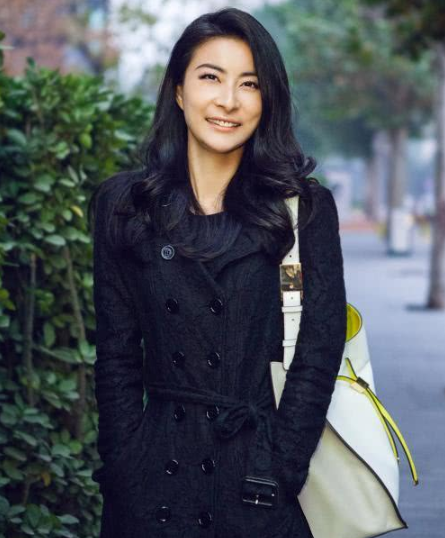 郭晶晶|因霍家的不成文规定，郭晶晶顺利进入了霍家，章子怡却被拒之门外！