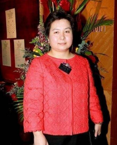 #短发#蓝琼缨的三女儿现身殡仪馆！52岁的何超葭一头短发穿黑色T恤，非常低调