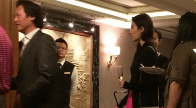 娱乐圈|娱乐圈人尽皆知的“干爹”,她们的命运让人羡慕,他却让“女儿”怀孕
