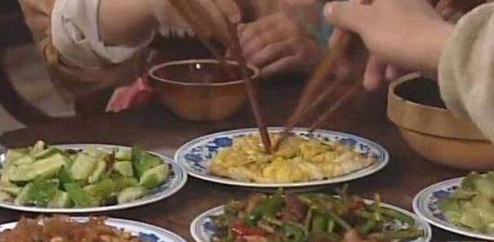|还珠格格饭菜是假的，家有儿女也是假的，唯独这部剧饭菜是真的