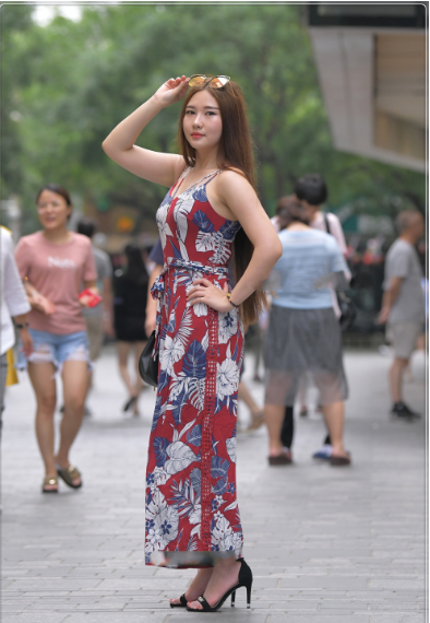 连衣裙|花纹收腰连衣裙搭配黑色挎包，款式新颖，设计独特