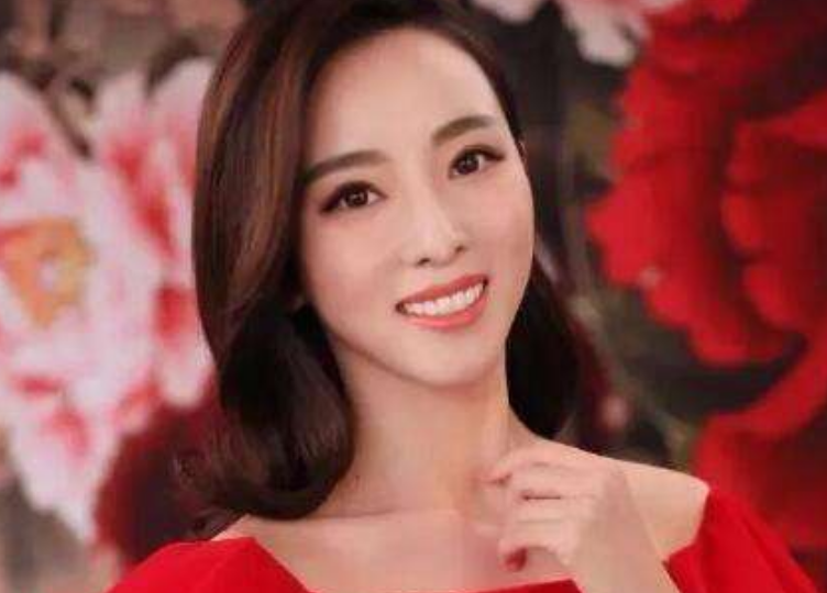 春晚|第一次主持春晚时李思思忘词，倪萍拿着白纸编词，佟丽娅崩溃尖叫