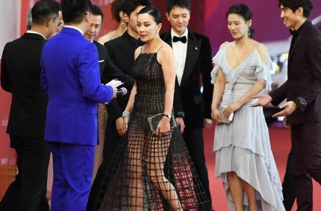 55岁刘嘉玲玩透视诱惑？白色内裤若隐若现，身后马思纯表情亮了！