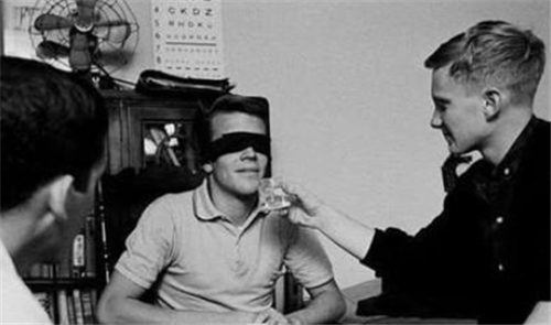 科学家|人能坚持多久不睡觉？17岁学生创下264小时纪录，后来他成了这样