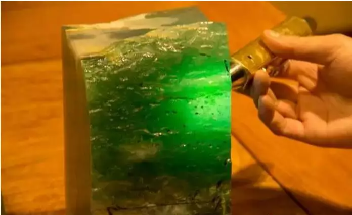 翡翠|这块翡翠毛料竟价值5.3亿人民币,你看值不值?