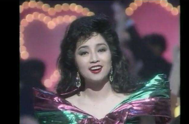 春晚|因不愿改国籍和丈夫离婚，连春晚都曾为她破例，现71岁依然孤身一人备受尊敬