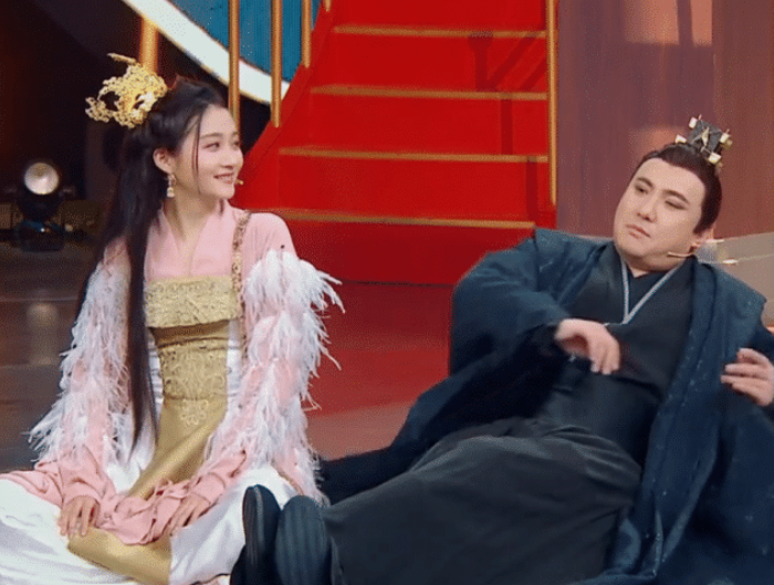 关晓彤▲关晓彤效仿沈腾“东北躺”，当她伸出腿的那刻，导演都赶不及救场！