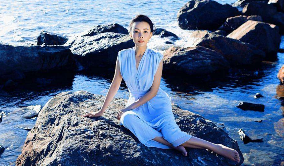 「张嘉译」她是“央视才女”,张嘉译因压力和她离婚,如今嫁给富商生活美满