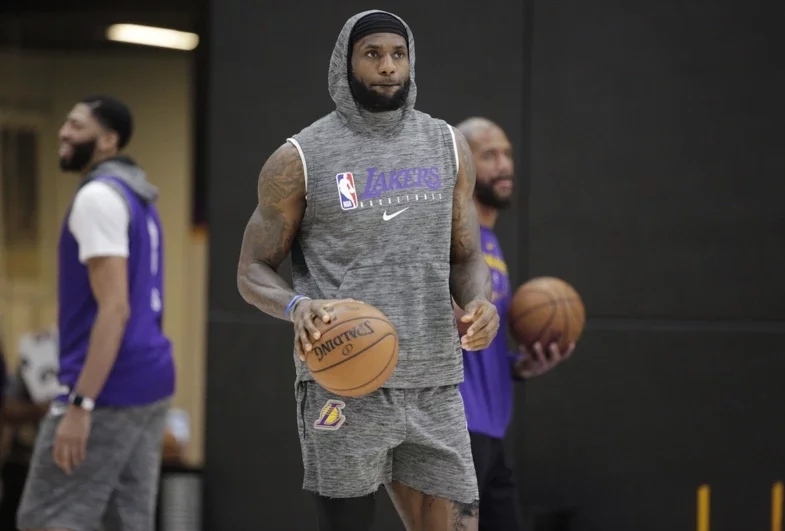 |詹姆斯周杰伦跨界合作!新款战靴灵感源自周杰伦歌词,詹皇训练已上脚