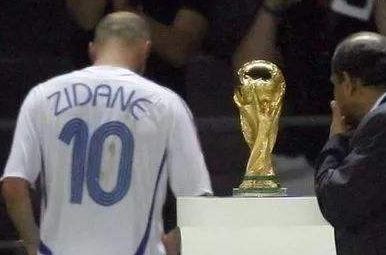 齐达内：06年德国世界杯，齐达内怒顶马特拉齐是罪人，还是真性情的表现？