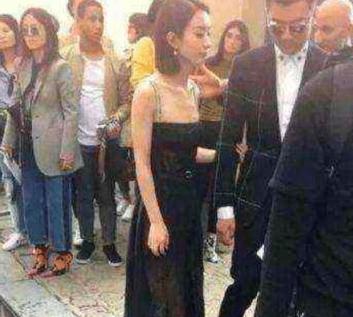 「鹿晗」路人镜头下的明星，赵丽颖干瘦，鹿晗粉太厚，baby的是“照骗”！