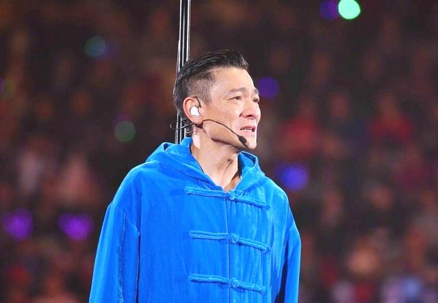 #蔡徐坤#他们一个在演唱会失声，一个在演唱会抓逃犯，还有一个在演唱会前去世
