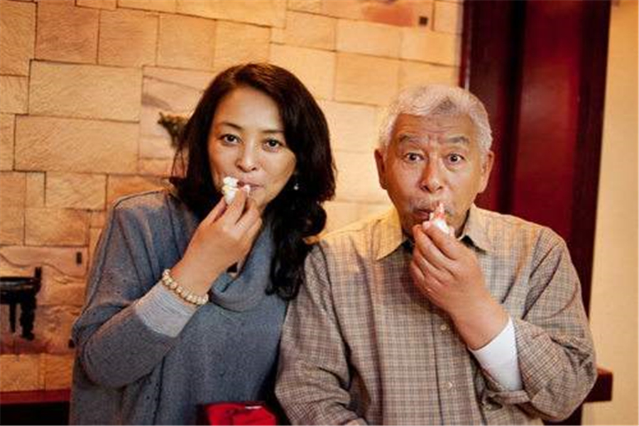 「沙丘」不甘平凡进入演艺圈,三次嫁给外国人,如今只能和儿子相依为命