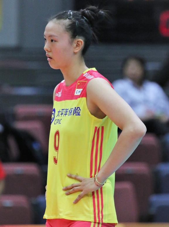 朱婷▲神操作，女排核心之一接班颜妮？三度改位置，比朱婷都要全面