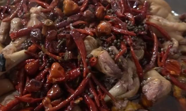 羊肉串|开封最豪横羊头店，5点营业4点客人就站满了半条街，羊肉串按斤卖