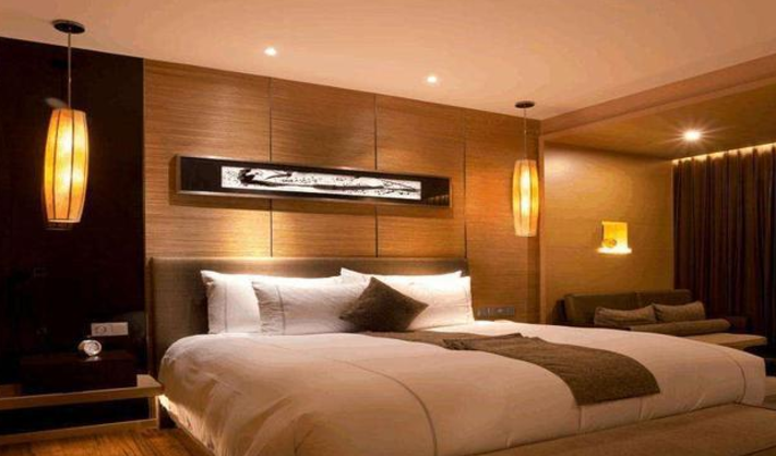 在情侣酒店居住，床尾为何会摆放一个“春凳”，到底有何作用？