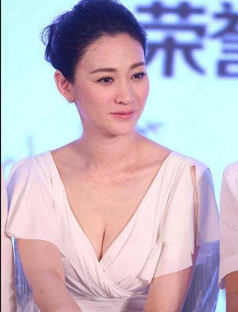 李小冉@44岁林心如撞上44岁李小冉，明明是同龄人，看上去却差别很大