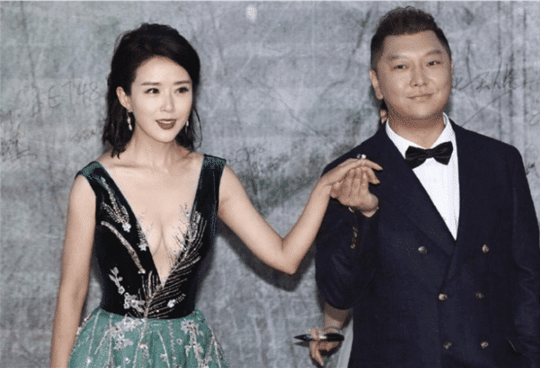 |她被称为最美“嫦娥”，本以为是保守派，结果戏外开放起来更要命！