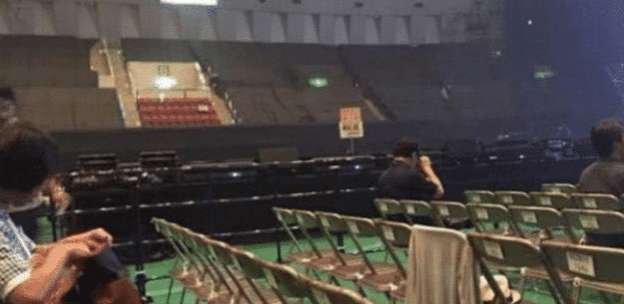 演唱会|歌手开过最惨的演唱会：用黑布把座位给盖住，冒充观众