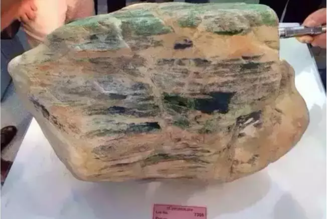翡翠|这块翡翠毛料竟价值5.3亿人民币,你看值不值?