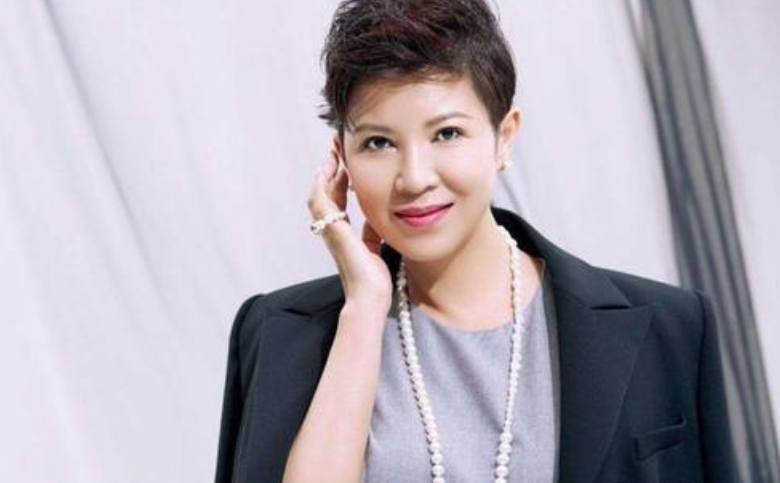 【杭天琪】9次登上春晚,被洋男友骗走3000万,二婚嫁小13岁丑男老公很幸福