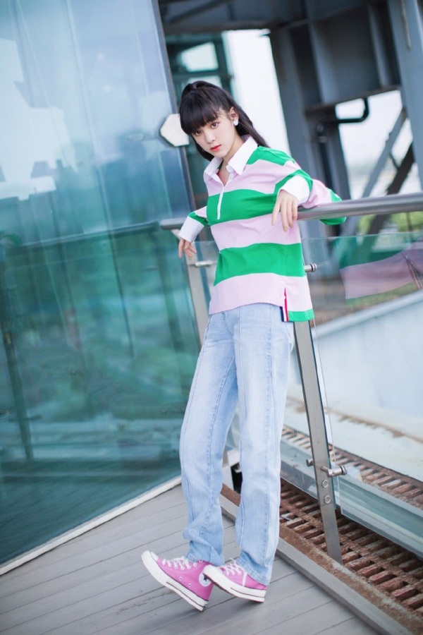 #欧阳娜娜#有种任性叫欧阳娜娜，1700元的发带随便打个结，却意外穿出清新感
