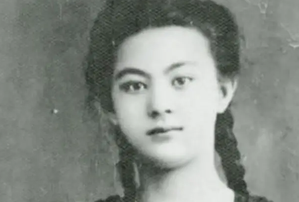 「日军」17岁女孩上山劝日军投降,却被强行挟入山洞,战后只找到她的头巾