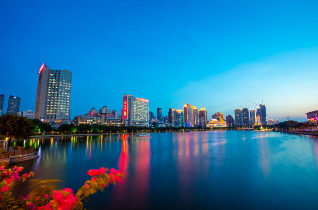 #厦门#中国最“无奈”的二线城市,人均工资只有4000多,房价却是天价!