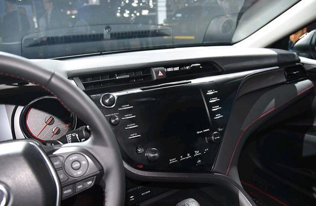 丰田凯美瑞|全新凯美瑞来了，V6引擎+升降尾翼，雅阁看了这个数据也没辙！