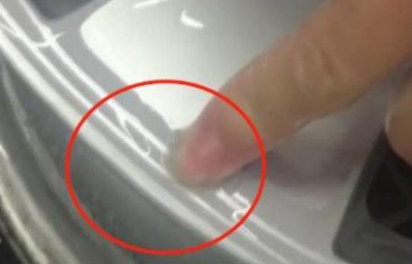 【4s店】女子新买的奔驰车中发现不明液体,询问4S店却被反问:你干了啥