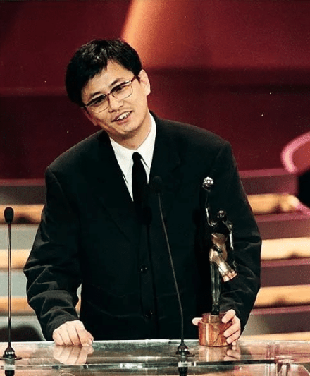 王家卫：逼疯投资人，炒了刘德华，骂哭梁朝伟，梁家辉：拍他的戏，浪费青春