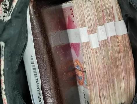 「忠县」女清洁工，捡到一个布包，里面全是百元大钞！