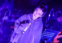 演唱会■曾轶可演唱会剃寸头！改编歌曲后温柔又浪漫，网友：忘记其不当言论了吗？