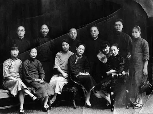 本是富家女,13岁退婚离家出走,后成冷血杀手,孙女更是无人不晓