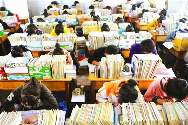 作文：用甲骨文写作文，作文六分被名校录取，却把教授气的辞职