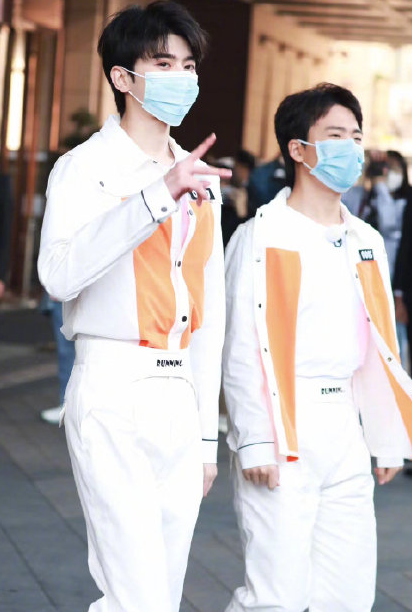 奔跑吧兄弟@《奔跑吧》baby、关晓彤身穿婚纱，蔡徐坤一身西装，像结婚现场一样