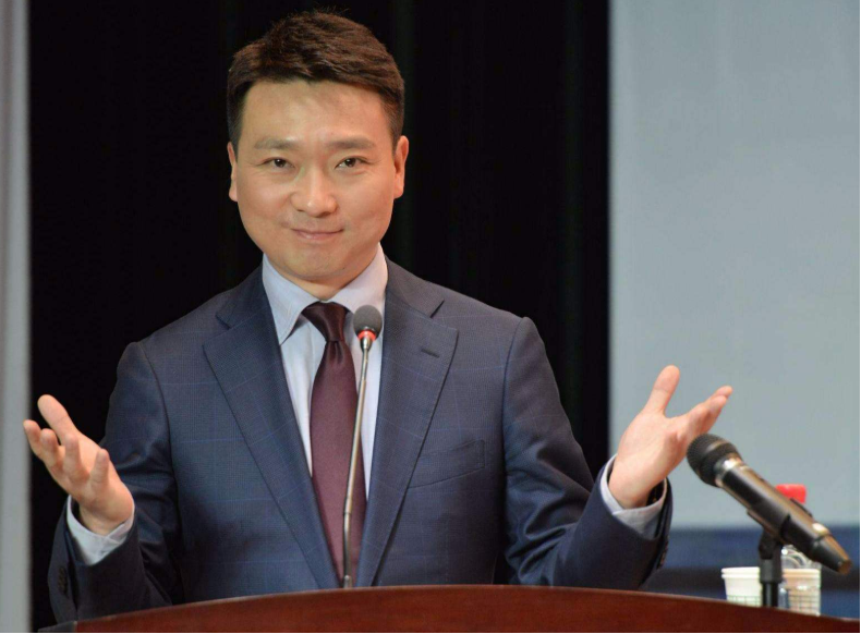 主持人|全国主持人齐聚央视大合影，董卿稳坐C位，撒贝宁地位不及汪涵