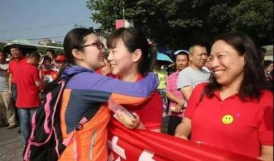 |25岁美女班主任火了!买5套旗袍亲自陪考,网友:我承认我酸了