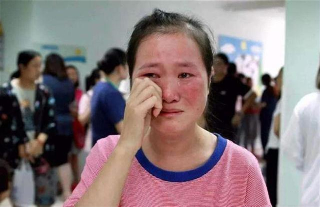 “我宁愿养条狗,也不养父母”,不孝女轰老母亲出门,众人却力挺
