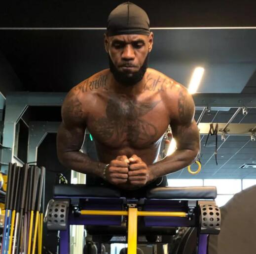 巴特勒|巴特勒面前的詹姆斯：有人天赋远高于你，而且还比你努力