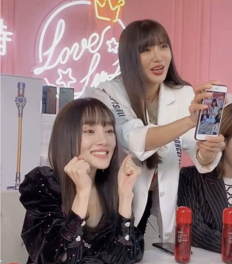 #李小璐#李小璐直播结束擦眼泪,努力抑制泪水,事后还是笑着感谢网友!