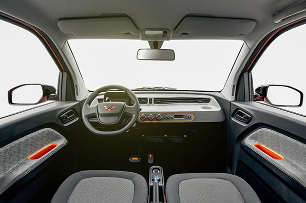 五菱宏光:五菱宏光代步神器亮相,方盒子造型更时尚,2.98万起能不香吗?