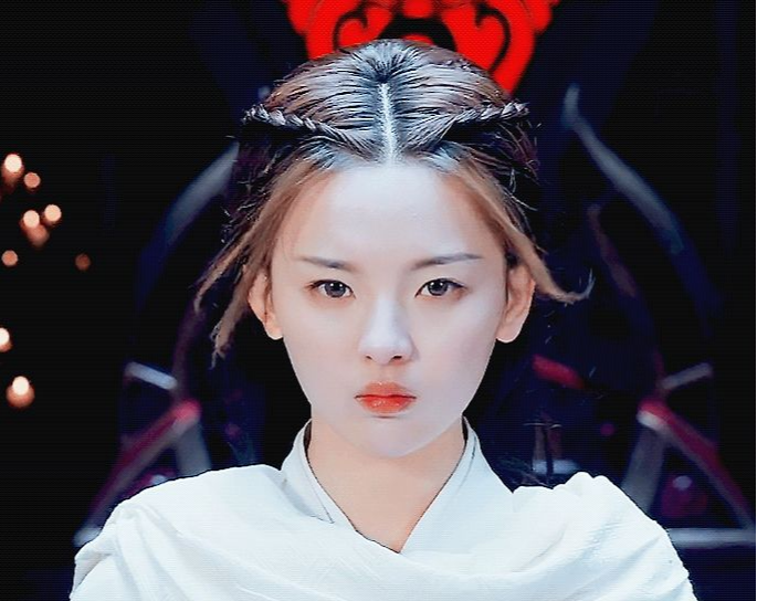 杨超越一身白衣躺在雪地，当镜头给到脚，才懂为何叫她“村花”