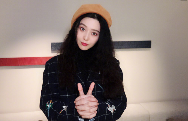 范冰冰|范冰冰登上越南杂志，时尚大片吸引众多粉丝围观，不愧是范爷！