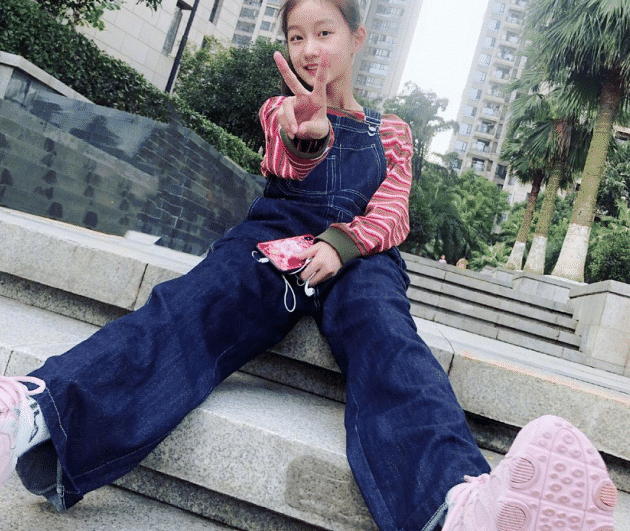 赵薇|赵薇“女儿”暴风长大，12岁就穿老爹鞋配彩虹衣，太时髦了