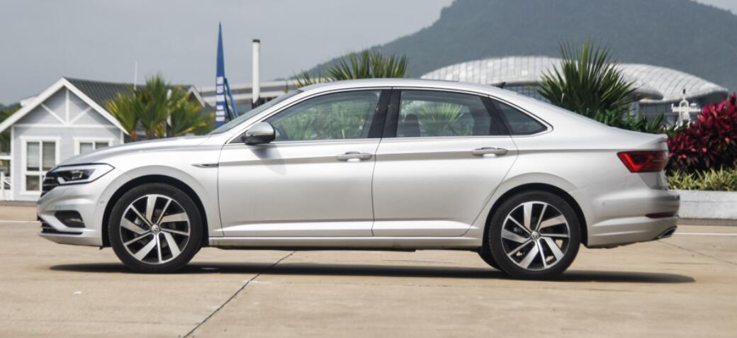 [大众汽车]大众又火了！小“迈腾”跌至9.09W，油耗5.5L，后悔卡罗拉买早了