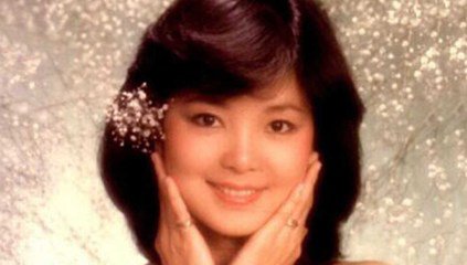 邓丽君|80年代邓丽君演唱会后台，自行补妆，没有助理帮忙 没有保镖护送