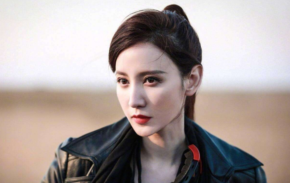 『张萌』张萌携老公女儿出街，当街拥抱太甜蜜，满身奢侈品？