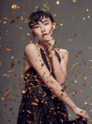 姐姐|比黄圣依还作的女星我见识了！雪藏13年凭“骚”出圈，却被29位姐姐宠上天?