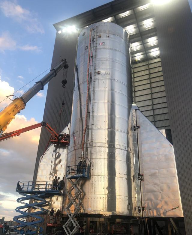 SpaceX|SpaceX在第一艘高空星际飞船的鼻锥上安装前襟翼，静态点火后合体